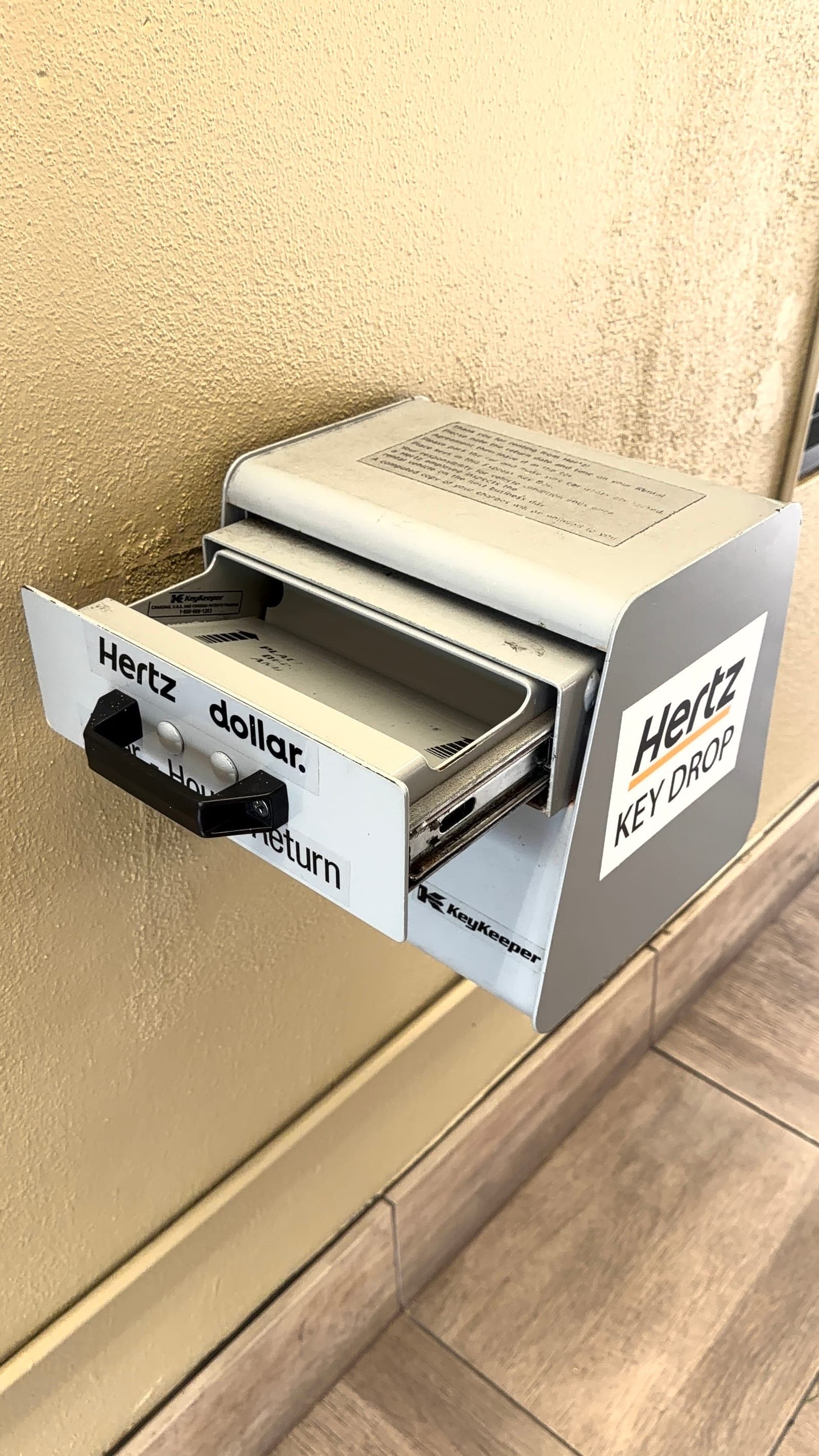Hertz Key Drop Box에 차량 키 투입